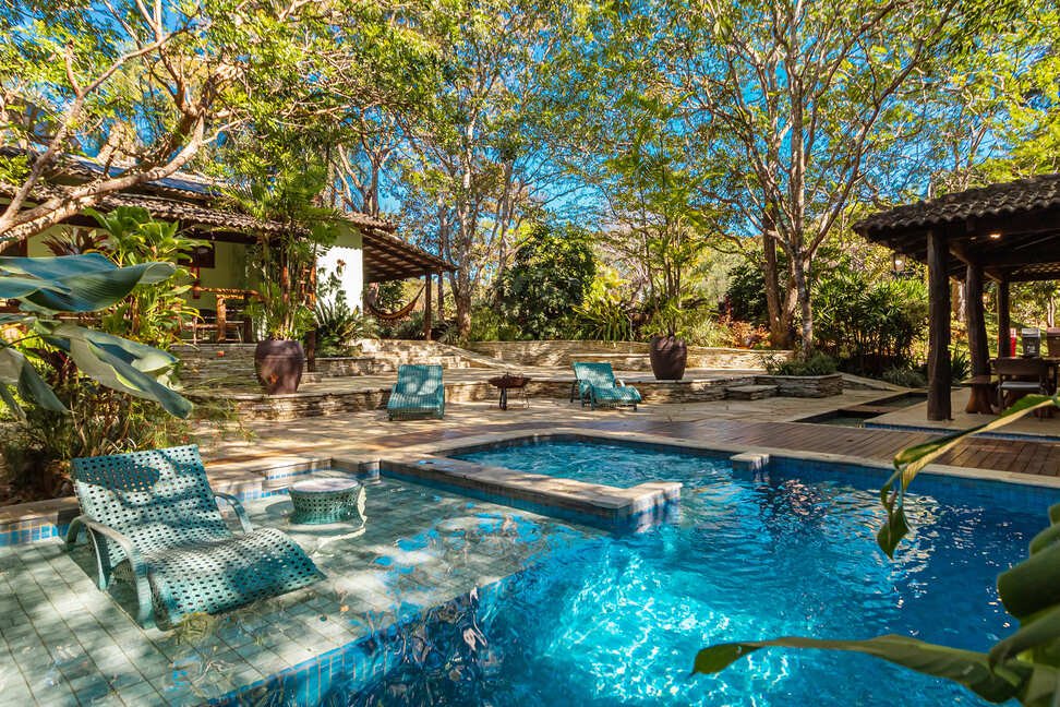 Piscina azul e jardim arborizado da Casa Solar
